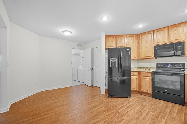 Building Photo - 5468 Nottinghamshire Ln