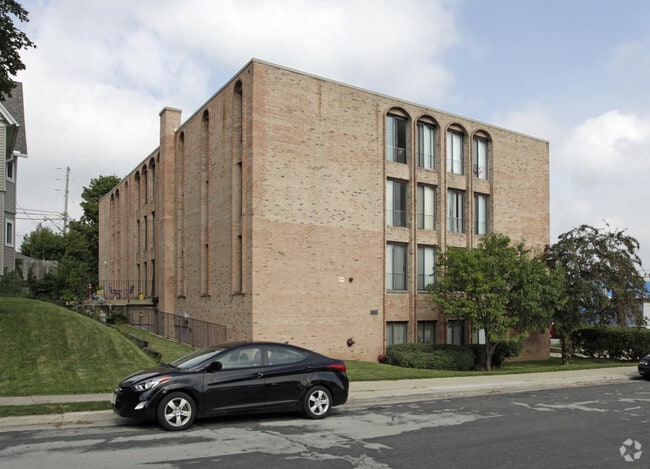 Building Photo - 931 E Russell Ave