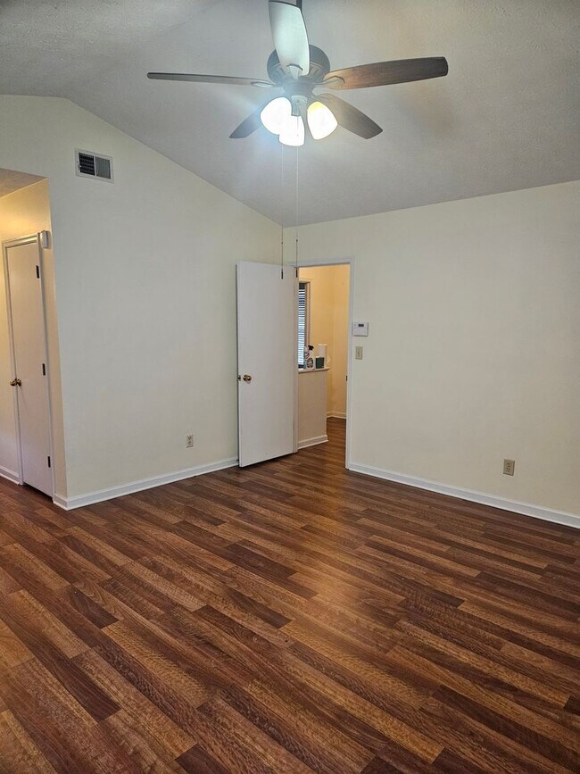 Building Photo - Spacious 3 Bedroom 2.5 Bath Home