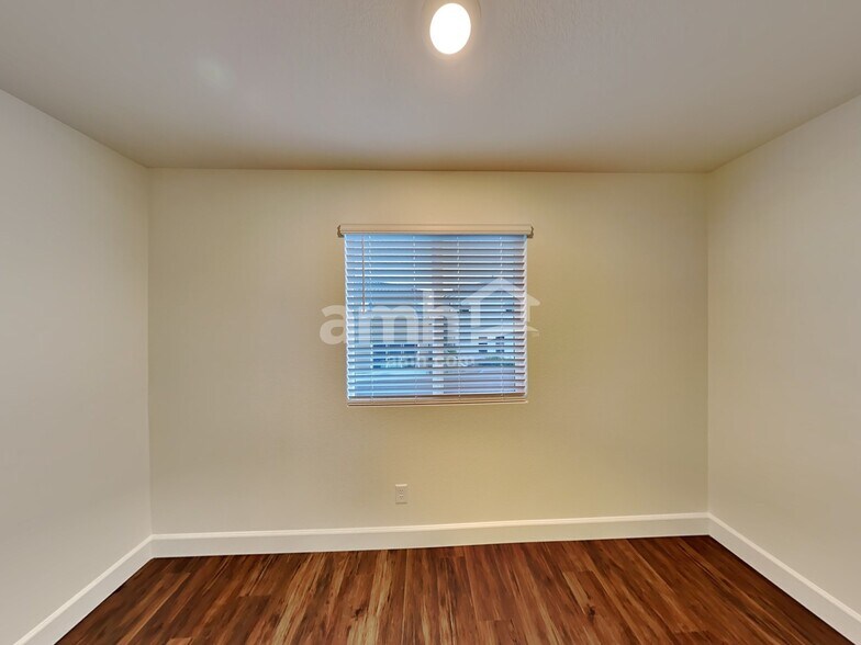 Building Photo - 575 Lotus Land Ave
