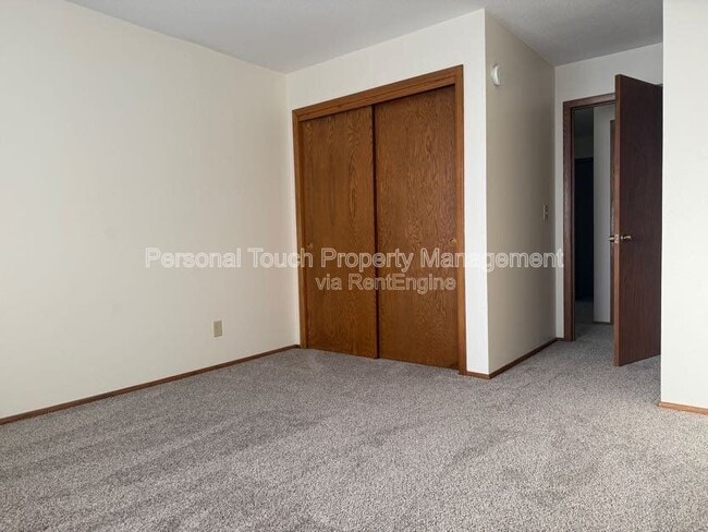 Building Photo - 301 6th St S