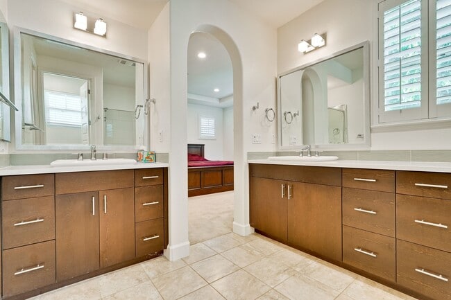 Building Photo - Modern Townhome in Prime Location — Walkab...