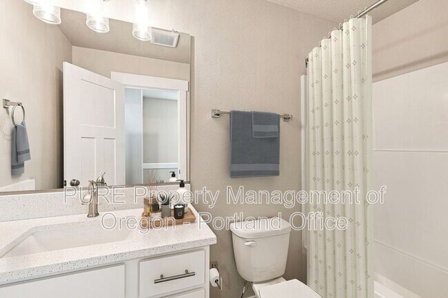 Building Photo - 588 NE Alderwood Dr