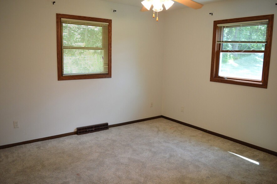 Building Photo - 1870 Sand Ridge Ct