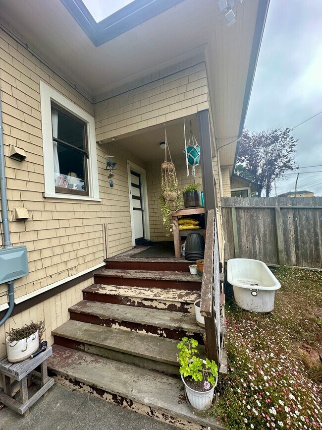 Building Photo - Furnished 2 bedroom Craftsman Apartment
