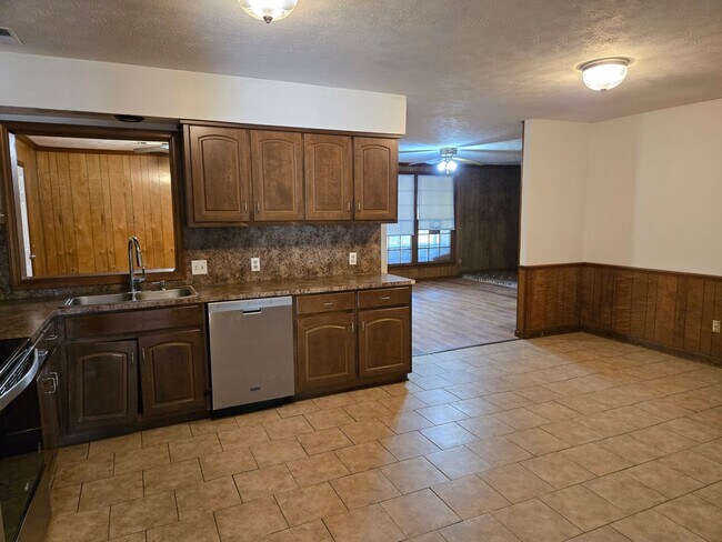 Building Photo - FOR RENT in North Columbus! Available Now!