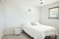 Building Photo - 3011 Pine Tree Dr