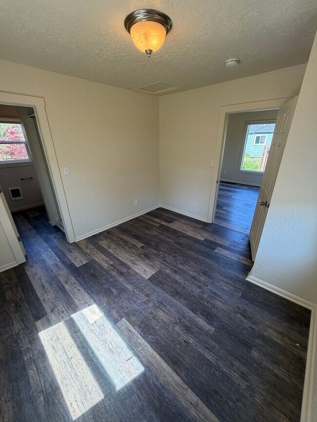 Building Photo - Cozy 1 Bedroom!
