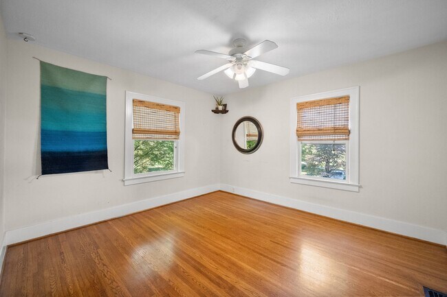 Building Photo - 4 Bed 2.5 Bath Home with a large backyard ...