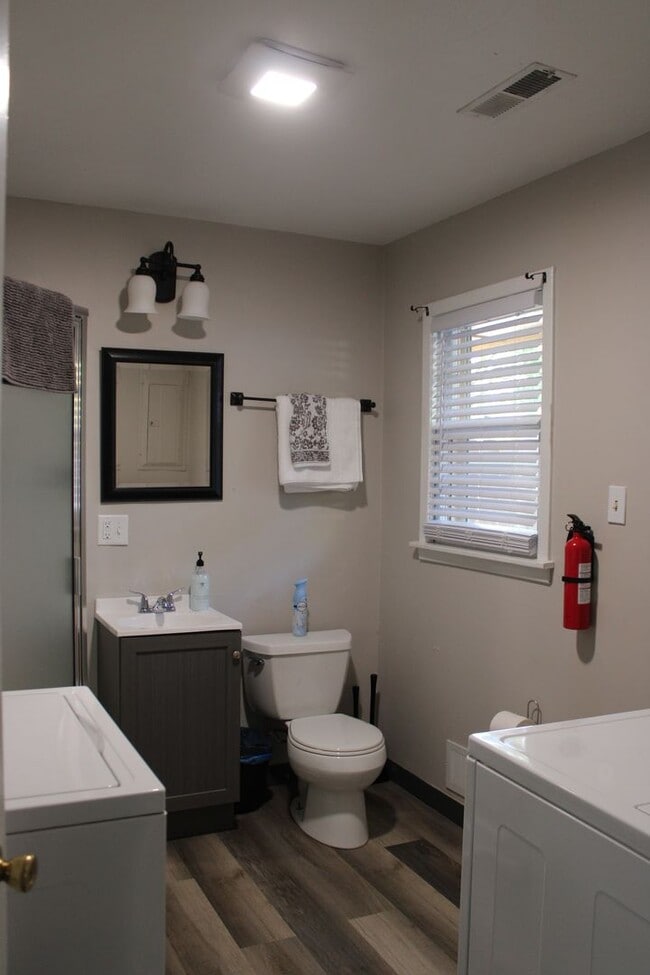 Building Photo - 3 bed 2 bath 2 car garage near campus.