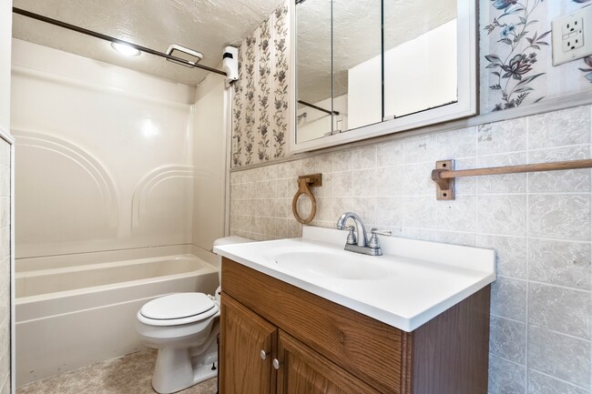 Building Photo - Spacious Duplex in the Heart of South Side Flats