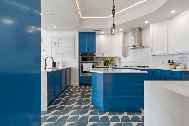 Building Photo - Ultimate Furnished Luxury Rental at the Be...