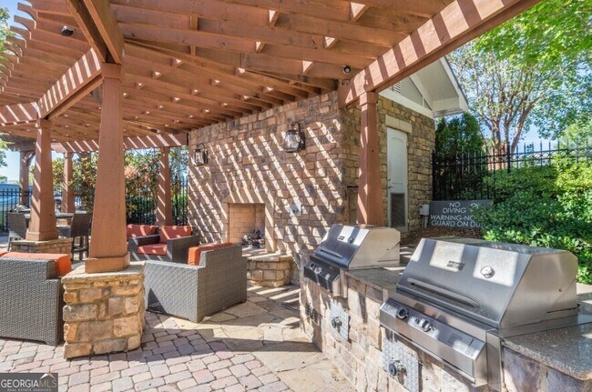 Building Photo - 1740 Century Cir NE