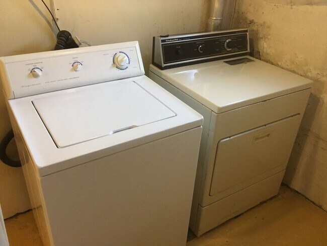 Building Photo - Overlook Charmer