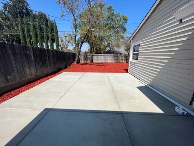 Building Photo - Spacious 2 bed 1bath home in the well desi...