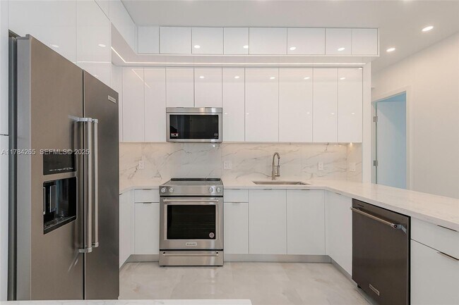 Building Photo - 100 Bayview Dr