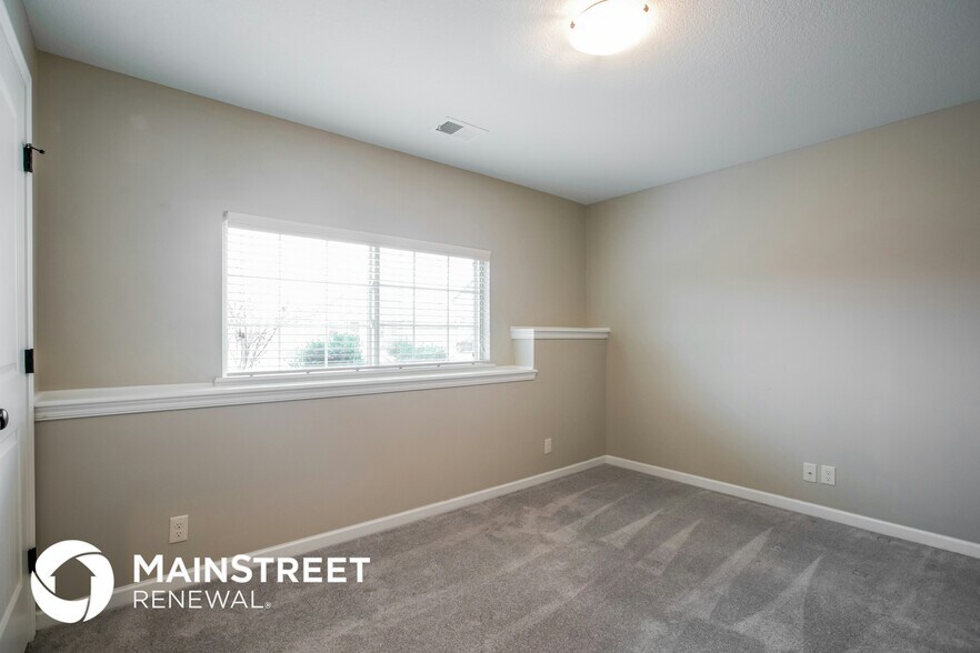 Building Photo - 1305 NW High View Dr