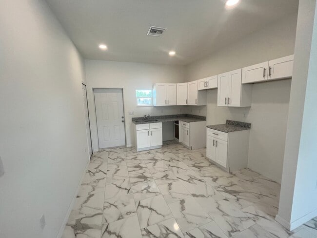 Building Photo - ASK US ABOUT FREE RENT! LOCATION LOCATION ...