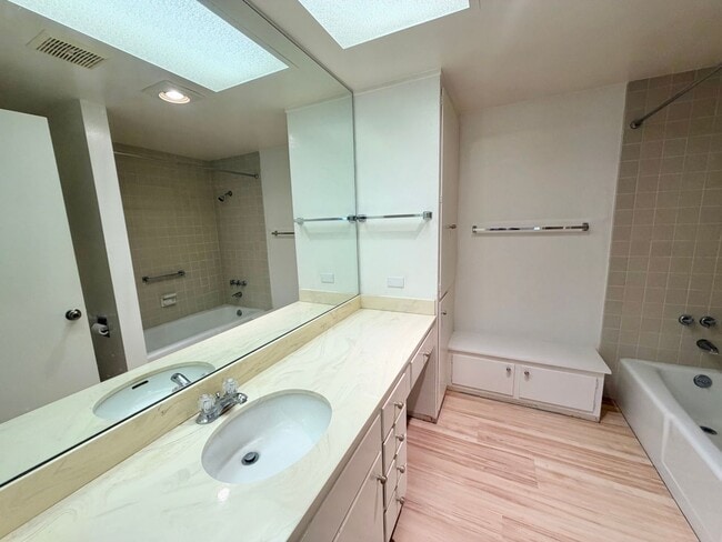 Building Photo - Bright & Spacious 2BR Home in Desirable 55+ Seven Oaks Community