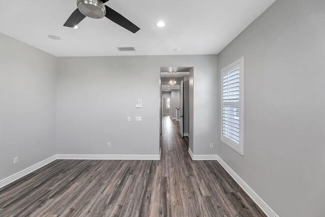 Building Photo - Gorgeous 5 Bedroom Home Behind the Gates i...