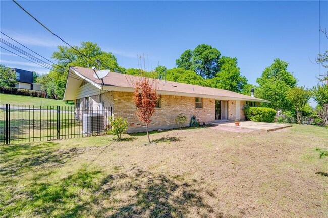 Building Photo - 405 Westbrook Dr