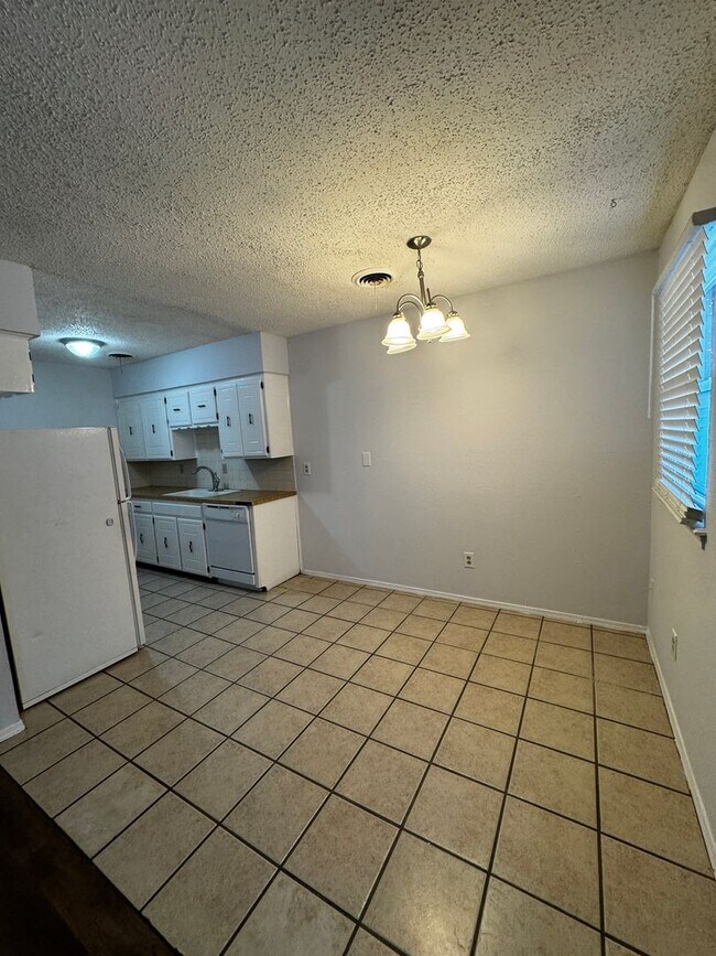 Building Photo - Redone Duplex spacious 2bedrrom 1 bathroom Hospital District