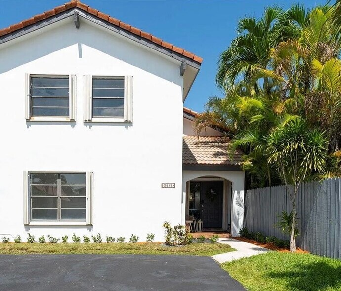Beautiful stucco home with Spanish tile roof - 2512 SW 113th Ct