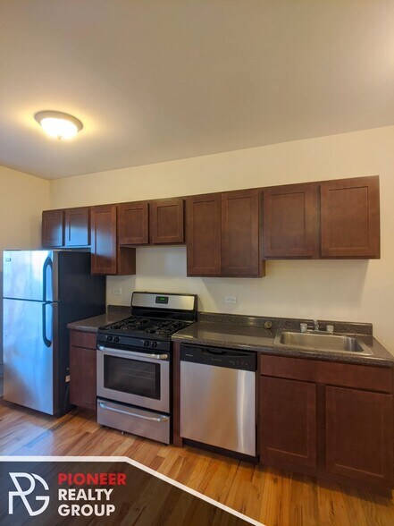 Building Photo - 955 W Cornelia Ave