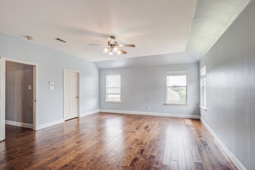 Building Photo - 6107 Lakecrest Dr