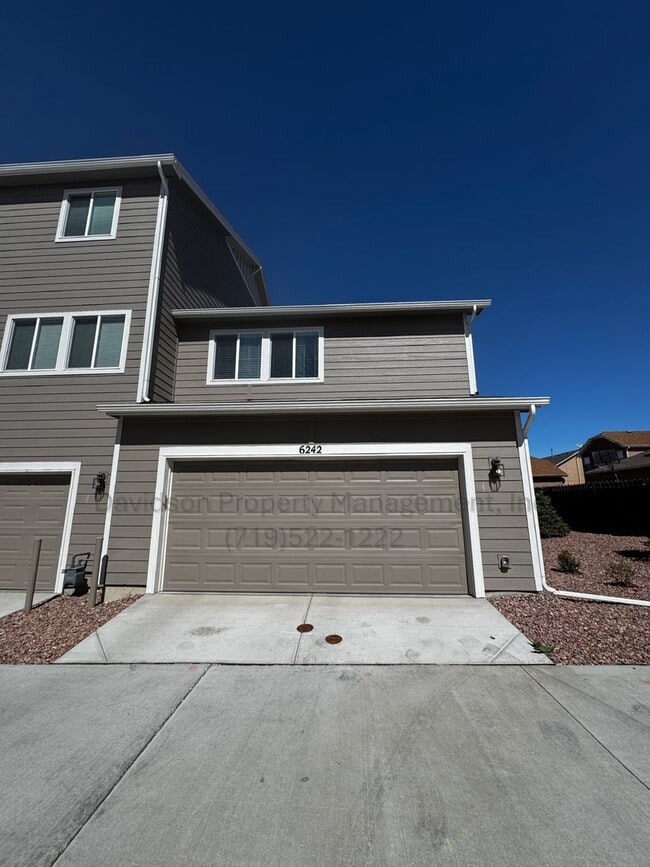 Building Photo - Stunning 3 Bedroom Townhouse Located in No...