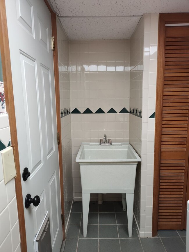 Building Photo - ALL PROSPECTIVE TENANTS MUST SUBMIT A $58 NON-REFUNDABLE APPLICATION FEE PER APPLICANT ONLINE AND...