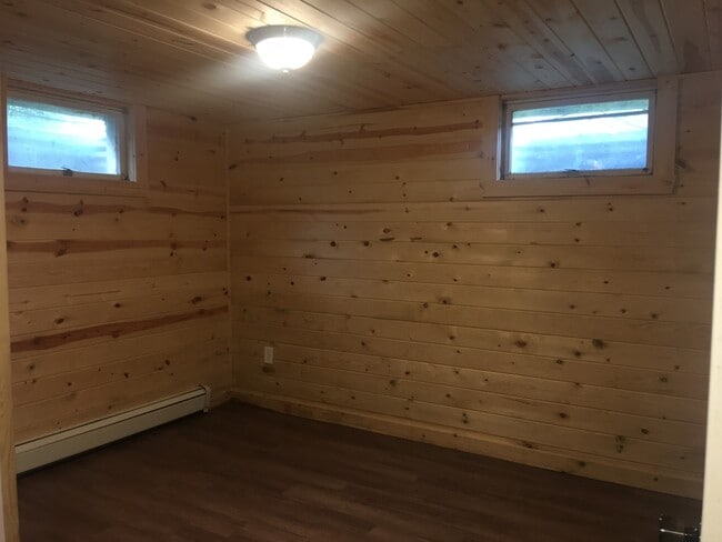 Building Photo - 4 Bed 2 Bath Duplex