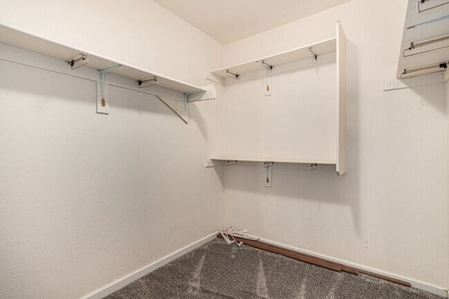 Building Photo - 3-bedroom plus bonus room with 3-car garag...