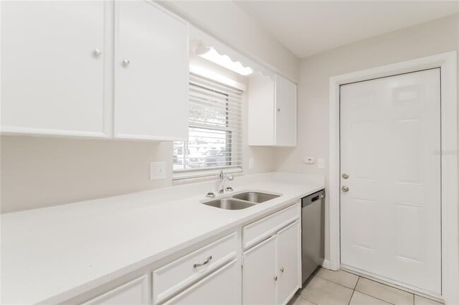 Building Photo - 6621 Voltaire Dr