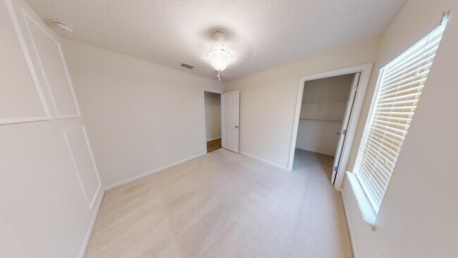 Building Photo - LOCATION! LOCATION! LOCATION!