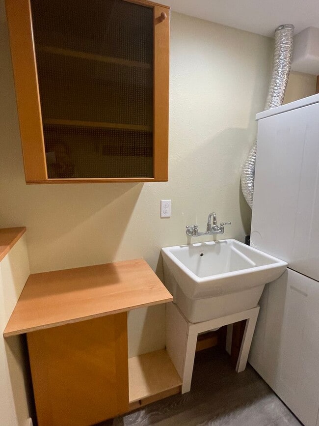Building Photo - Lovely Furnished Honeymoon Bay Apartment!