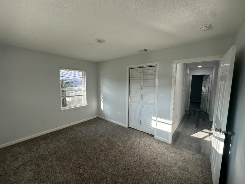 Building Photo - 215 Birch St