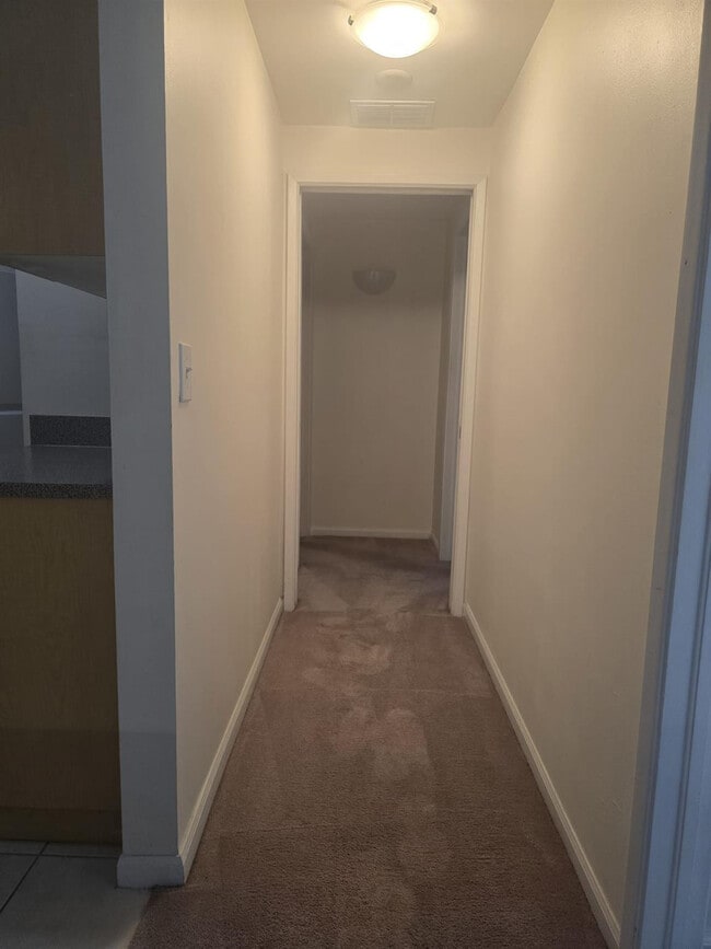 Building Photo - 7970 N Nob Hill Rd