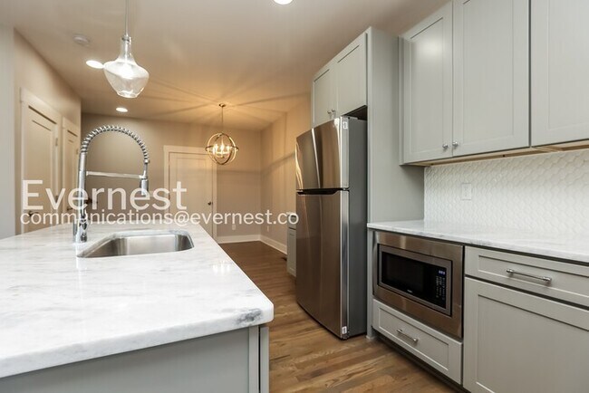 Building Photo - Limited Time Special Offer / 3 Bed/2.5 Bath Townhome with Garage / Pet-Friendly / Vouchers Accept...
