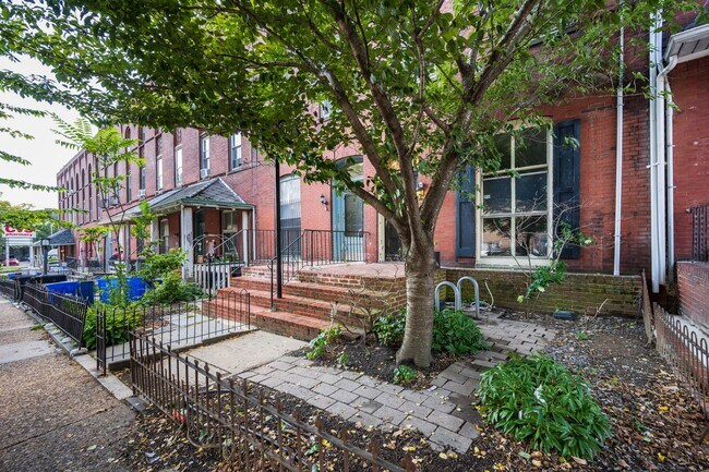 Building Photo - 206 S 43rd St
