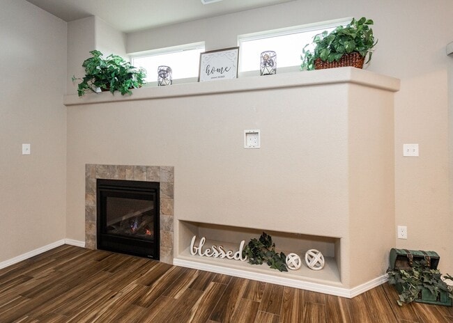 Building Photo - Centrally Located End Unit 3 Bed Townhouse in D20