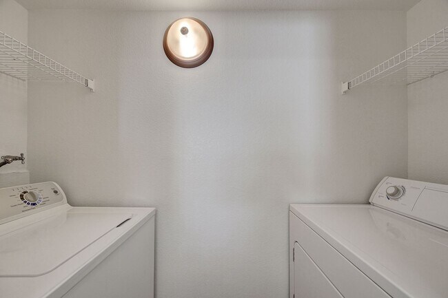 Building Photo - LOCATION! LOCATION! LOCATION! Move-in ready 2-bedroom condo in Centennial Hills!