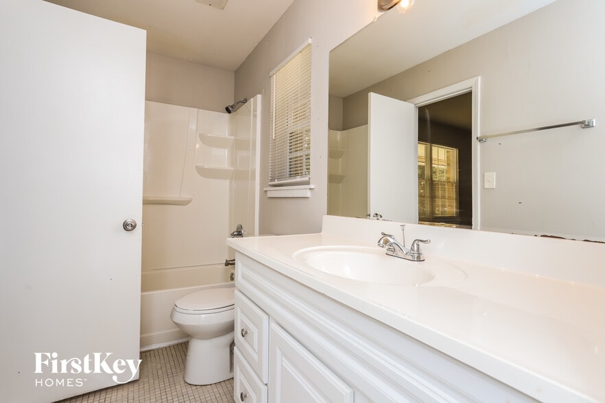 Building Photo - 6580 Short Rd