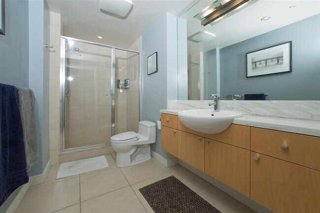 Building Photo - Beautiful 2 bedroom 2 bath condo in the Do...