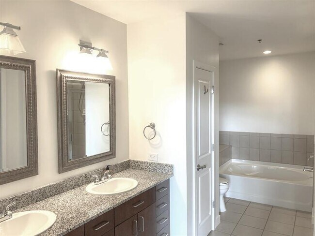 Building Photo - 565 Peachtree St NE