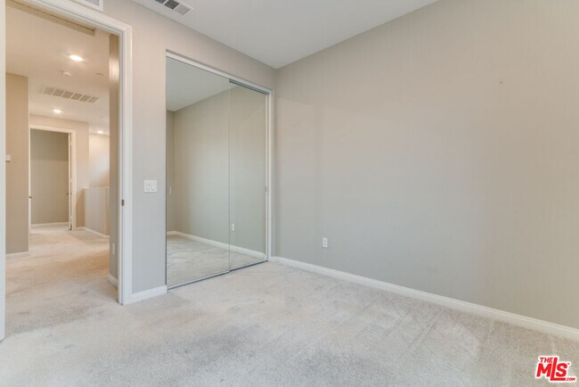 Building Photo - 713 Daniel Freeman Cir