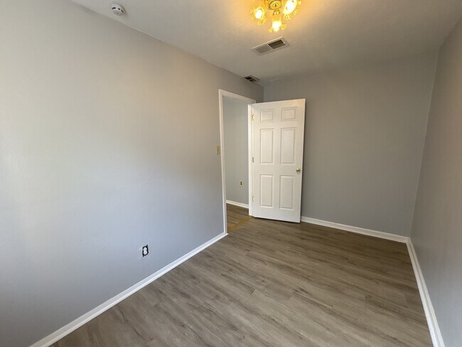 Building Photo - 1450 Fleming Ave