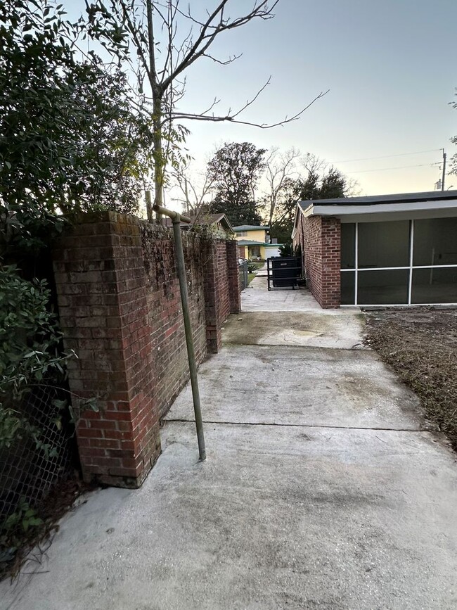 Building Photo - All Brick 4 bedroom 2 bath Northside Rental!