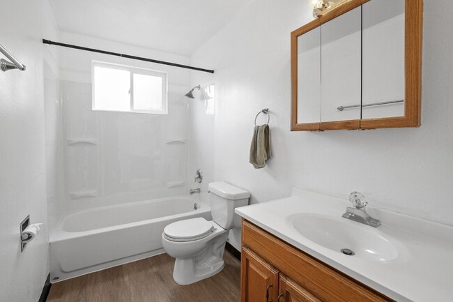 Building Photo - Updated Turnkey 2 Bed 1-bathroom spacious ...