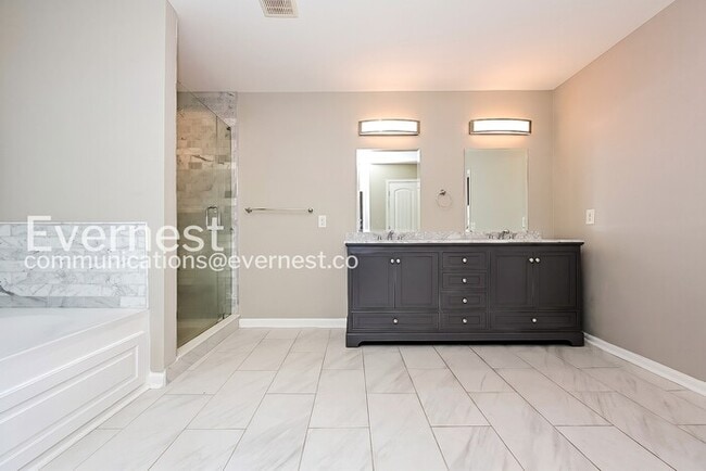 Building Photo - Limited Time Special Offer / 5 Bed, 3 Bath Home with Fenced Yard & Garage / Pet-Friendly / Vouche...